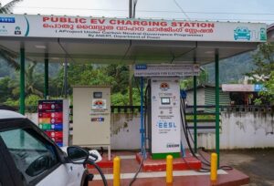 Maharashtra accelerates EV policy, offers free tolls to EVs, chargers every 25 km