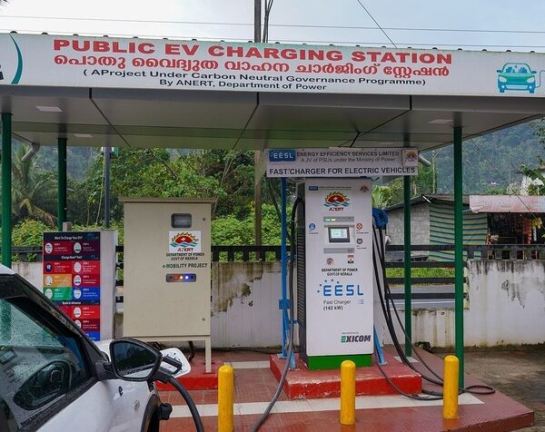 Maharashtra accelerates EV policy, offers free tolls to EVs, chargers every 25 km