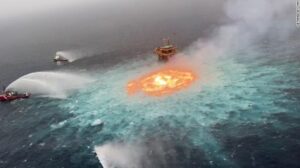Pemex denies any oil spill despite infernal fire in Gulf of Mexico