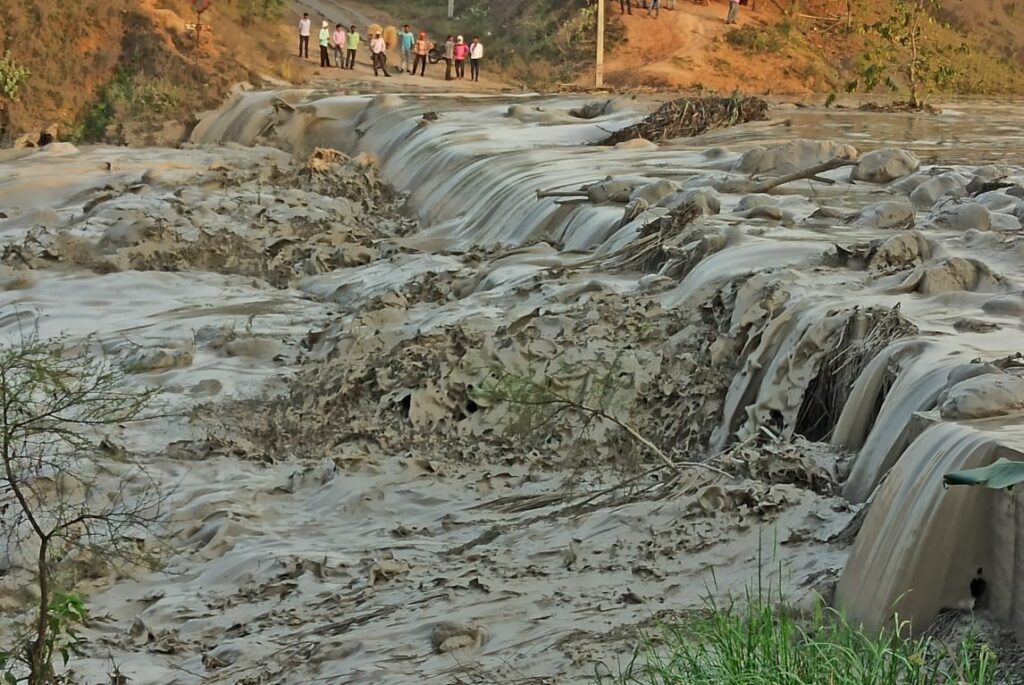 Reliance Power ash dyke breaches in Singrauli