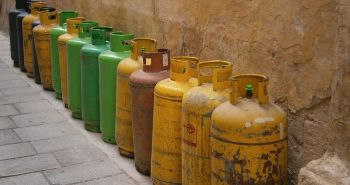 Kitchens Across India Switch to Simpler Meals Due to LPG Shortage