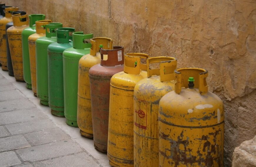 Kitchens Across India Switch to Simpler Meals Due to LPG Shortage