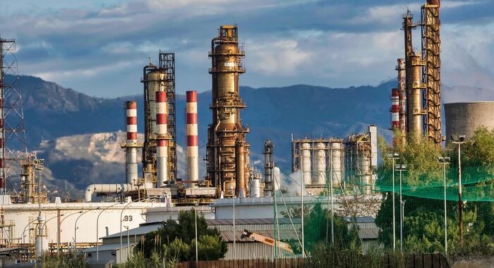 Experts Call US’ Attack on Venezuela Driven by Oil, Risks Market Fallout